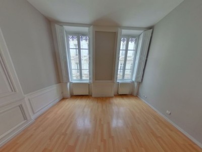 APPARTEMENT T4 A LOUER - LYON 1ER ARRONDISSEMENT - 79,56 m2 - 1159 € charges comprises par mois
