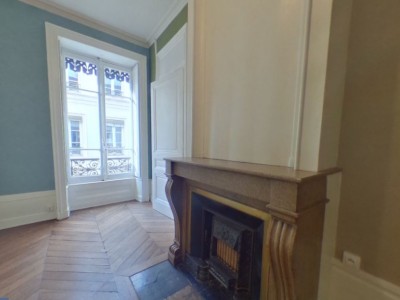 APPARTEMENT T2 A LOUER - LYON 2EME ARRONDISSEMENT - 57.34 m2 - 795 € charges comprises par mois