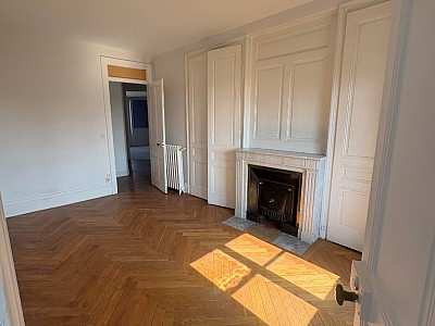 APPARTEMENT T4 A LOUER - LYON 7EME ARRONDISSEMENT Mairie - 110.27 m2 - 1390€ charges comprises par mois