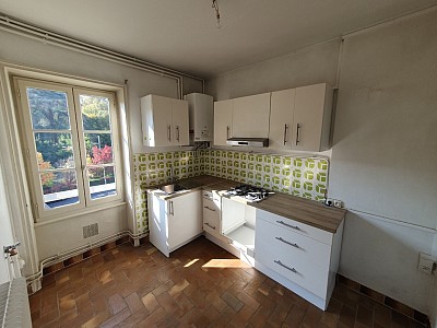 APPARTEMENT T3 A LOUER - CHARBONNIERES LES BAINS - 65.23 m2 - 850 € charges comprises par mois