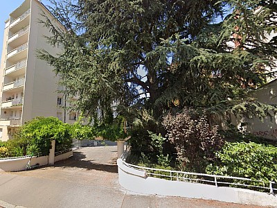 PARKING A LOUER - LYON 4EME ARRONDISSEMENT Saint-Exupery-Popy - 12 m2 - 73,33 &euro; charges comprises par mois