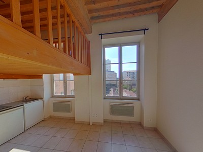 STUDIO A LOUER - LYON 4EME ARRONDISSEMENT Place Croix Rousse-Austerlitz - 32.47 m2 - 630 &euro; charges comprises par mois