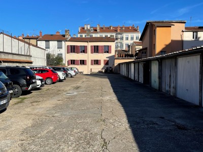 GARAGE A LOUER - LYON 4EME ARRONDISSEMENT PLACE CROIX-ROUSSE - 12 m2 - 152 € charges comprises par mois