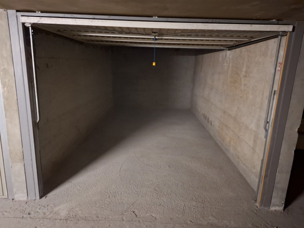 PARKING A LOUER - LYON 6EME ARRONDISSEMENT l Europe - 12 m2 - 165 &euro; charges comprises par mois