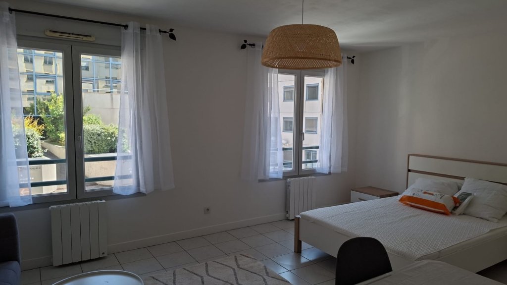 STUDIO A LOUER - CALUIRE ET CUIRE Coste-Croix-Rousse - 28.78 m2 - 760 &euro; charges comprises par mois