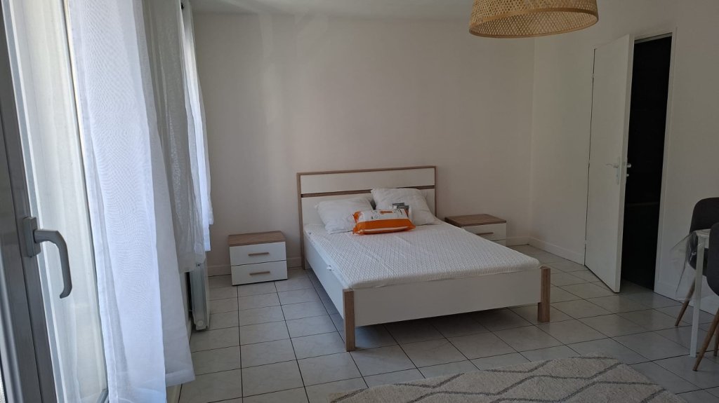 STUDIO A LOUER - CALUIRE ET CUIRE Coste-Croix-Rousse - 28.78 m2 - 760 &euro; charges comprises par mois