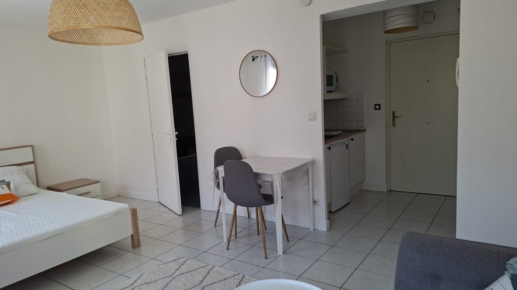 STUDIO A LOUER - CALUIRE ET CUIRE Coste-Croix-Rousse - 28.78 m2 - 760 &euro; charges comprises par mois