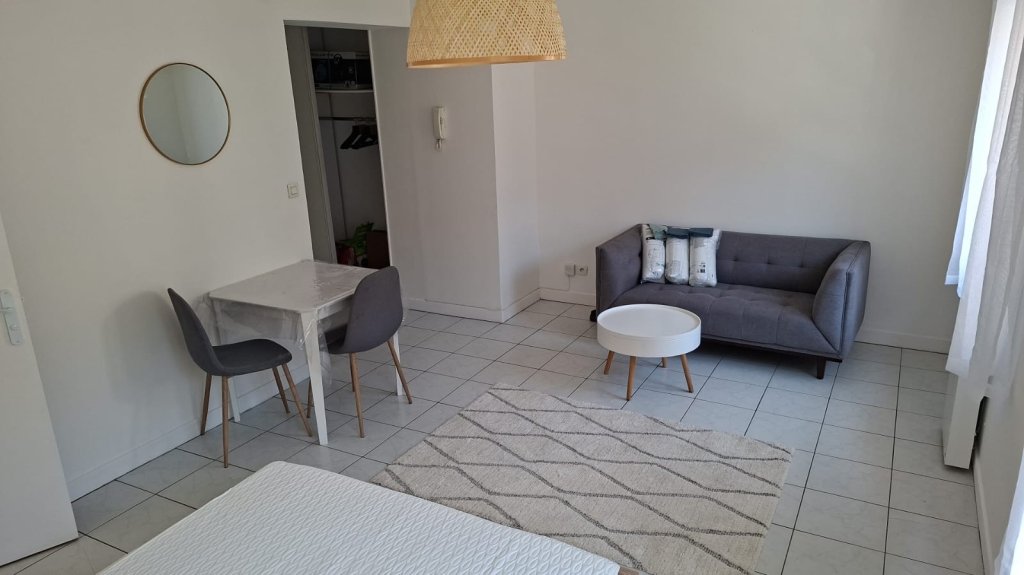 STUDIO A LOUER - CALUIRE ET CUIRE Coste-Croix-Rousse - 28.78 m2 - 760 &euro; charges comprises par mois