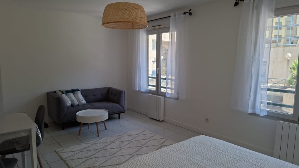 STUDIO A LOUER - CALUIRE ET CUIRE Coste-Croix-Rousse - 28.78 m2 - 760 &euro; charges comprises par mois