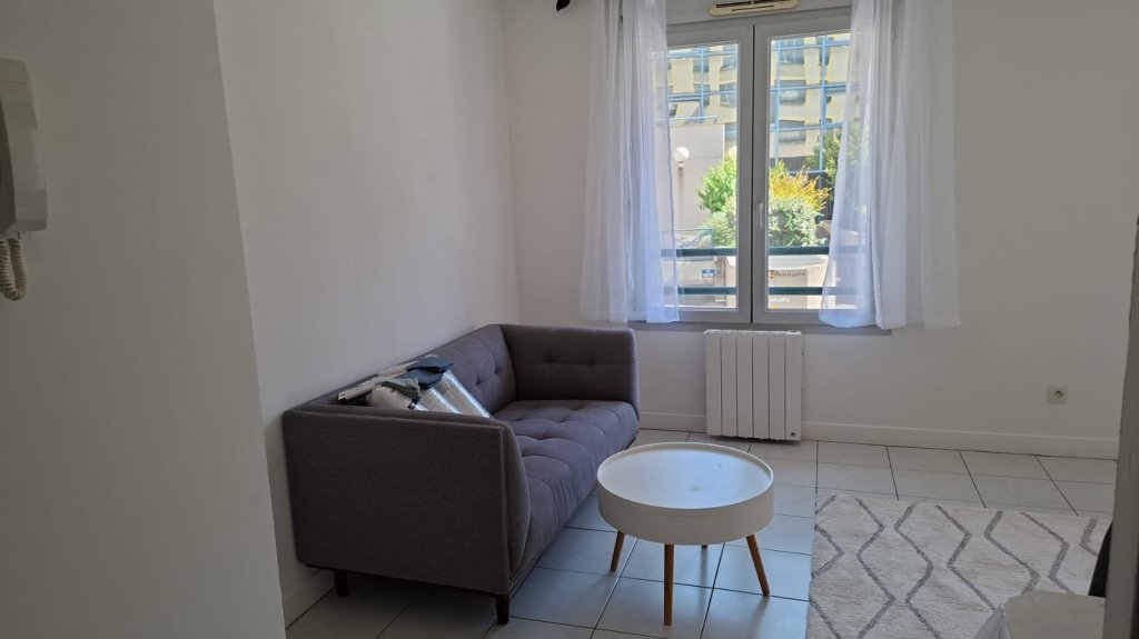 STUDIO A LOUER - CALUIRE ET CUIRE Coste-Croix-Rousse - 28.78 m2 - 760 &euro; charges comprises par mois