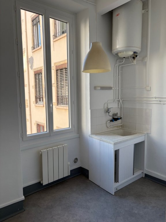 STUDIO A LOUER - LYON 3EME ARRONDISSEMENT Voltaire - 28.24 m2 - 575 &euro; charges comprises par mois