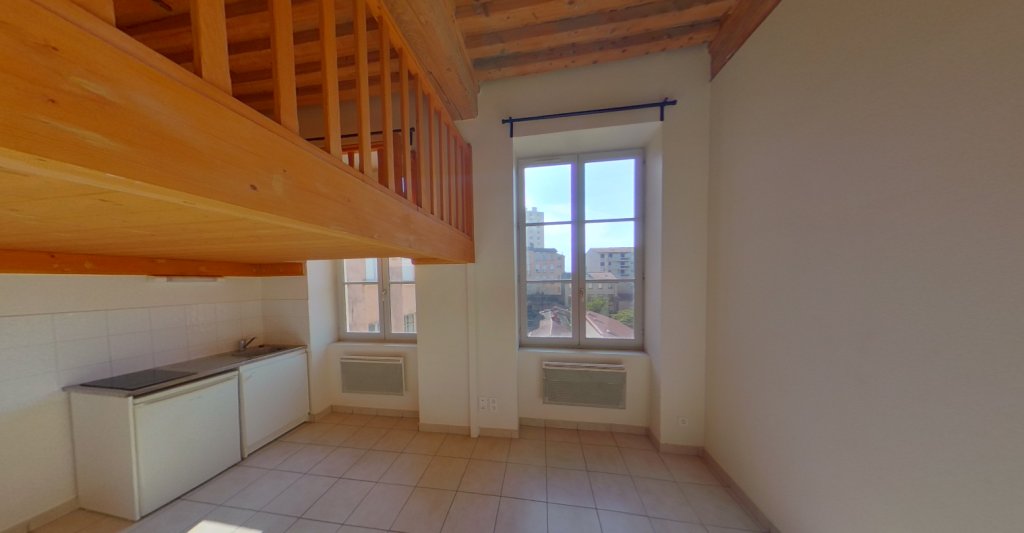 STUDIO A LOUER - LYON 4EME ARRONDISSEMENT Place Croix Rousse-Austerlitz - 32.47 m2 - 630 &euro; charges comprises par mois