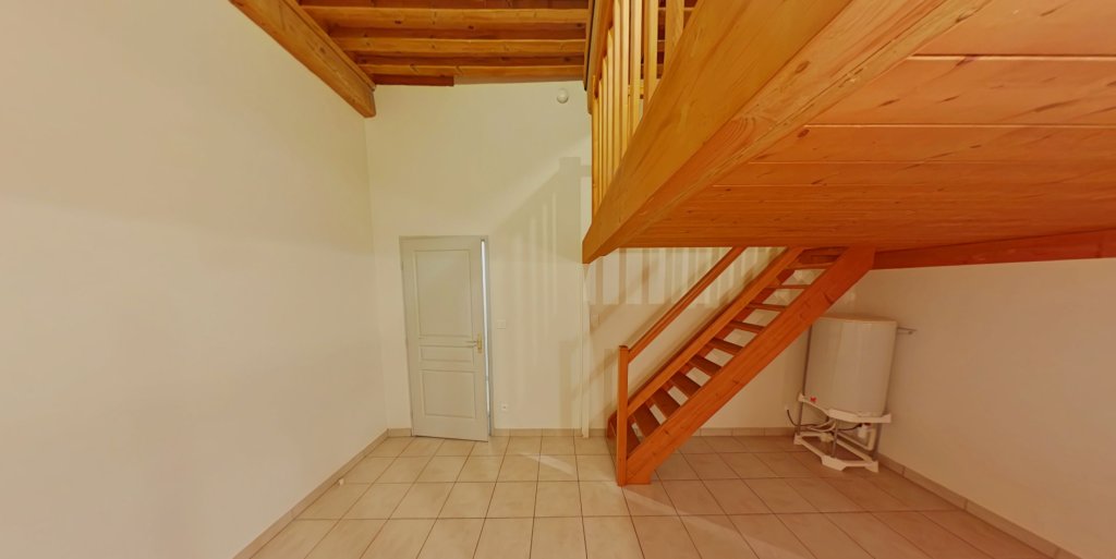 STUDIO A LOUER - LYON 4EME ARRONDISSEMENT Place Croix Rousse-Austerlitz - 32.47 m2 - 630 &euro; charges comprises par mois