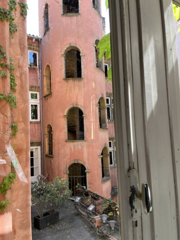 STUDIO A LOUER - LYON 5EME ARRONDISSEMENT Saint-Jean - 49 m2 - 1 190 &euro; charges comprises par mois