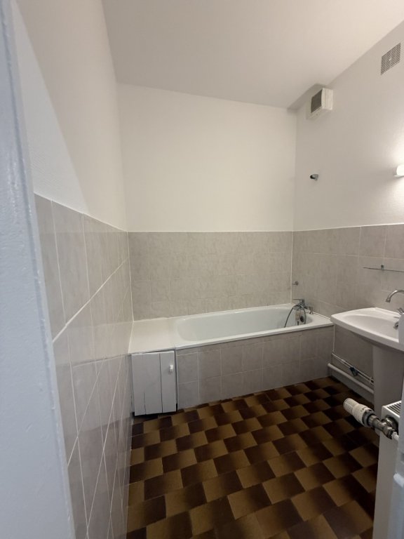 STUDIO A LOUER - LYON 7EME ARRONDISSEMENT Stalingrad - 48.01 m2 - 770 &euro; charges comprises par mois