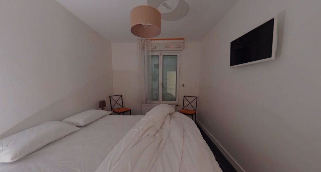 APPARTEMENT T2 A LOUER - CHAMPAGNE AU MONT D OR Centre - 70.07 m2 - 1 180 &euro; charges comprises par mois