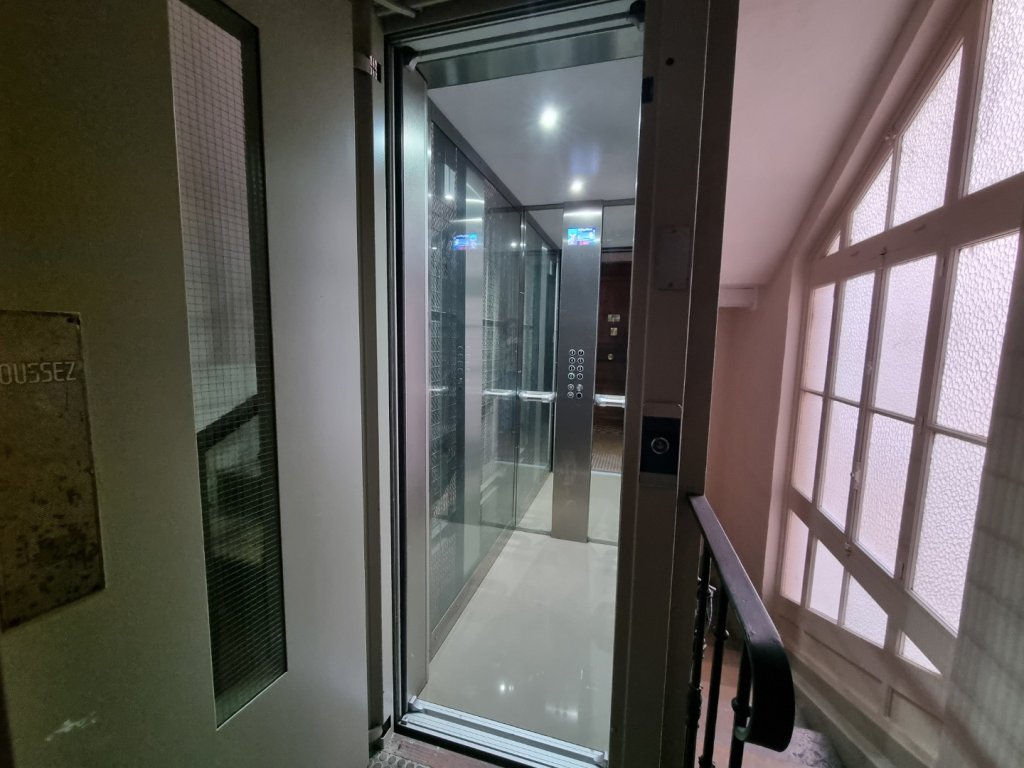 APPARTEMENT T2 A LOUER - LYON 2EME ARRONDISSEMENT Merciere-Grolee - 71.7 m2 - 995 &euro; charges comprises par mois