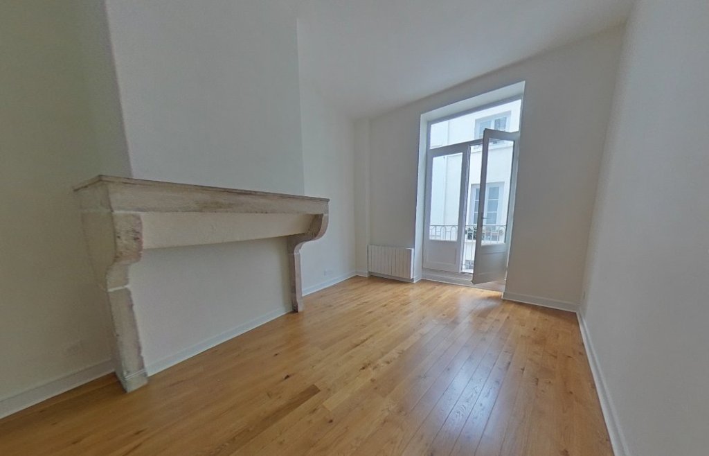 APPARTEMENT T2 A LOUER - LYON 2EME ARRONDISSEMENT Bellecour-a Gourjus - 41.86 m2 - 840�&euro; charges comprises par mois