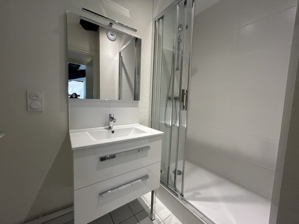 APPARTEMENT T2 A LOUER - LYON 2EME ARRONDISSEMENT Merciere-Grolee - 38.67 m2 - 850 &euro; charges comprises par mois