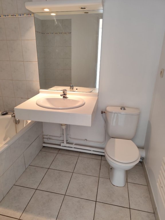 APPARTEMENT T2 A LOUER - OULLINS Centre-Nord - 33.73 m2 - 740 &euro; charges comprises par mois