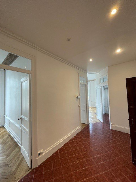 APPARTEMENT T3 A LOUER - LYON 1ER ARRONDISSEMENT Giraud-Saint-Vincent - 69.9 m2 - 1 280 € charges comprises par mois