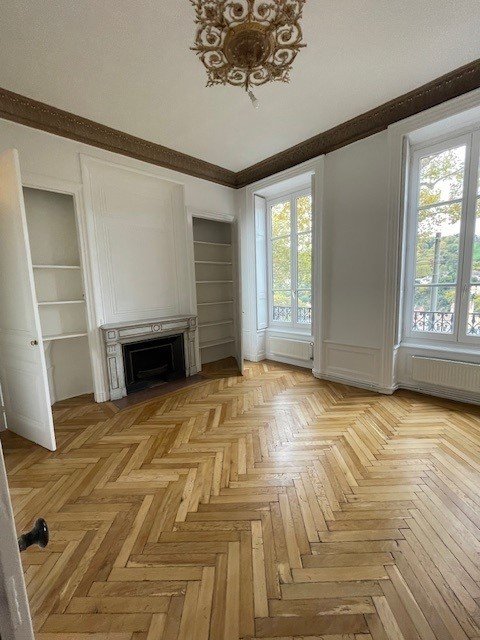 APPARTEMENT T3 A LOUER - LYON 1ER ARRONDISSEMENT Giraud-Saint-Vincent - 69.9 m2 - 1 280 € charges comprises par mois