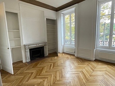 APPARTEMENT T3 A LOUER - LYON 1ER ARRONDISSEMENT Giraud-Saint-Vincent - 69.9 m2 - 1 280 € charges comprises par mois