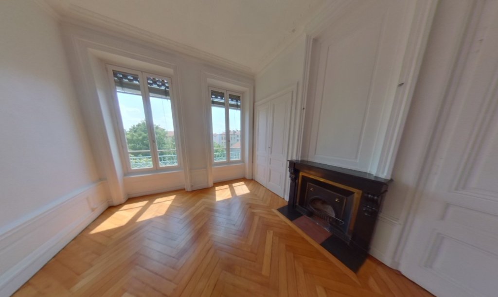 APPARTEMENT T3 A LOUER - LYON 1ER ARRONDISSEMENT Normale-Chartreux - 75.59 m2 - 1�050�&euro; charges comprises par mois