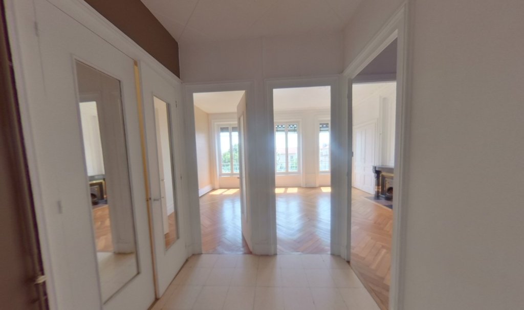 APPARTEMENT T3 A LOUER - LYON 1ER ARRONDISSEMENT Normale-Chartreux - 75.59 m2 - 1�050�&euro; charges comprises par mois