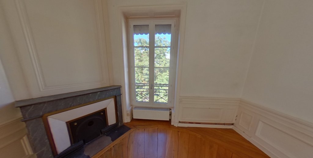 APPARTEMENT T3 A LOUER - LYON 1ER ARRONDISSEMENT Mairie-Martiniere - 79.37 m2 - 990 &euro; charges comprises par mois