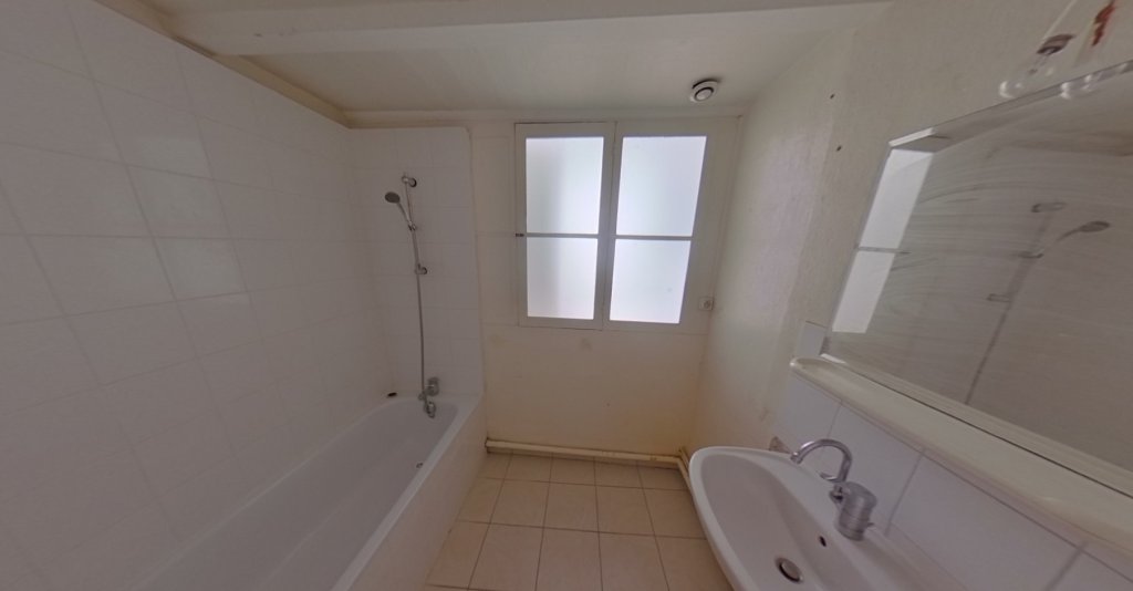 APPARTEMENT T3 A LOUER - LYON 1ER ARRONDISSEMENT Mairie-Martiniere - 79.37 m2 - 990 &euro; charges comprises par mois