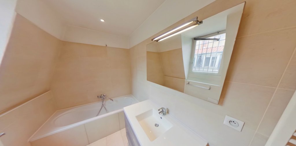 APPARTEMENT T3 A LOUER - LYON 1ER ARRONDISSEMENT Griffon-Royale - 107.75 m2 - 1 475 &euro; charges comprises par mois