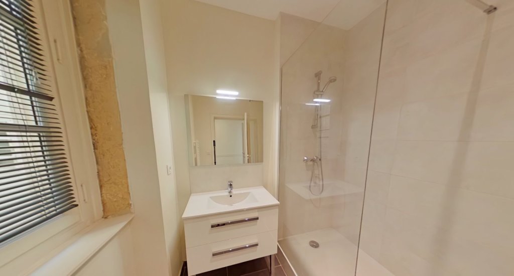 APPARTEMENT T3 A LOUER - LYON 2EME ARRONDISSEMENT Bellecour-a Gourjus - 68.81 m2 - 1 214 &euro; charges comprises par mois