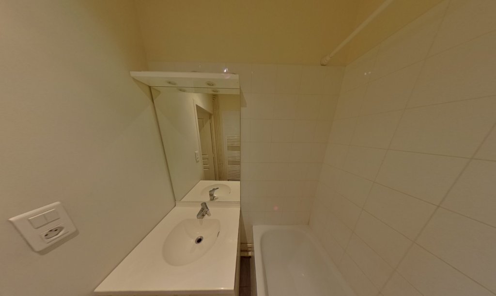 APPARTEMENT T3 A LOUER - LYON 2EME ARRONDISSEMENT Merciere-Grolee - 82.89 m2 - 1�215�&euro; charges comprises par mois