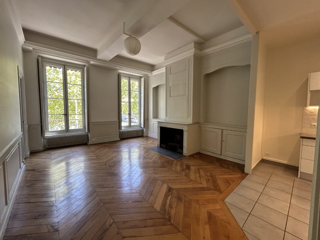 APPARTEMENT T3 A LOUER - LYON 2EME ARRONDISSEMENT Merciere-Grolee - 108.3 m2 - 1 575 &euro; charges comprises par mois