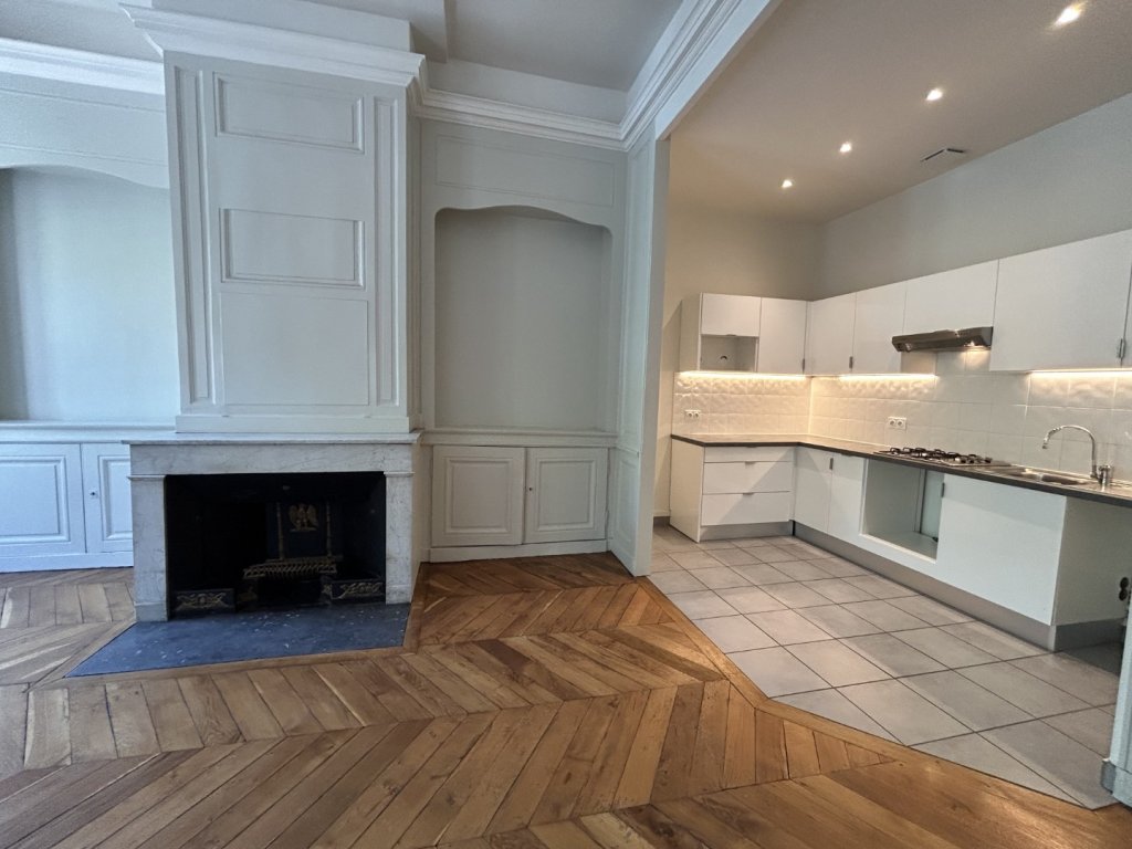 APPARTEMENT T3 A LOUER - LYON 2EME ARRONDISSEMENT Merciere-Grolee - 108.3 m2 - 1 575 &euro; charges comprises par mois