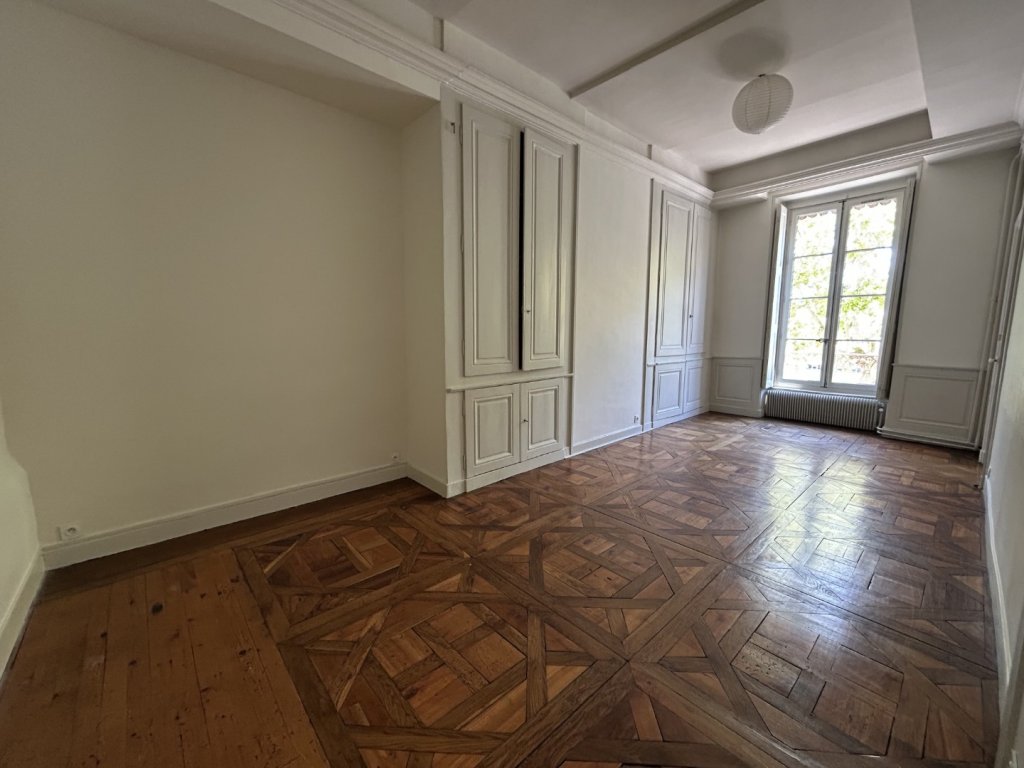 APPARTEMENT T3 A LOUER - LYON 2EME ARRONDISSEMENT Merciere-Grolee - 108.3 m2 - 1 575 &euro; charges comprises par mois
