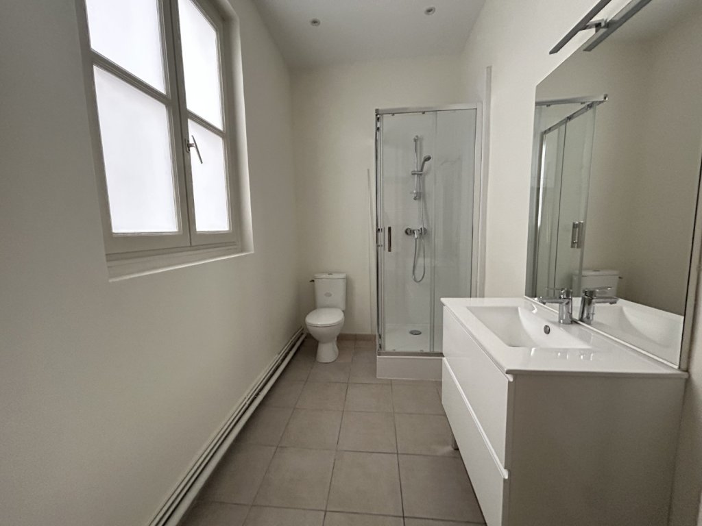 APPARTEMENT T3 A LOUER - LYON 2EME ARRONDISSEMENT Merciere-Grolee - 108.3 m2 - 1 575 &euro; charges comprises par mois