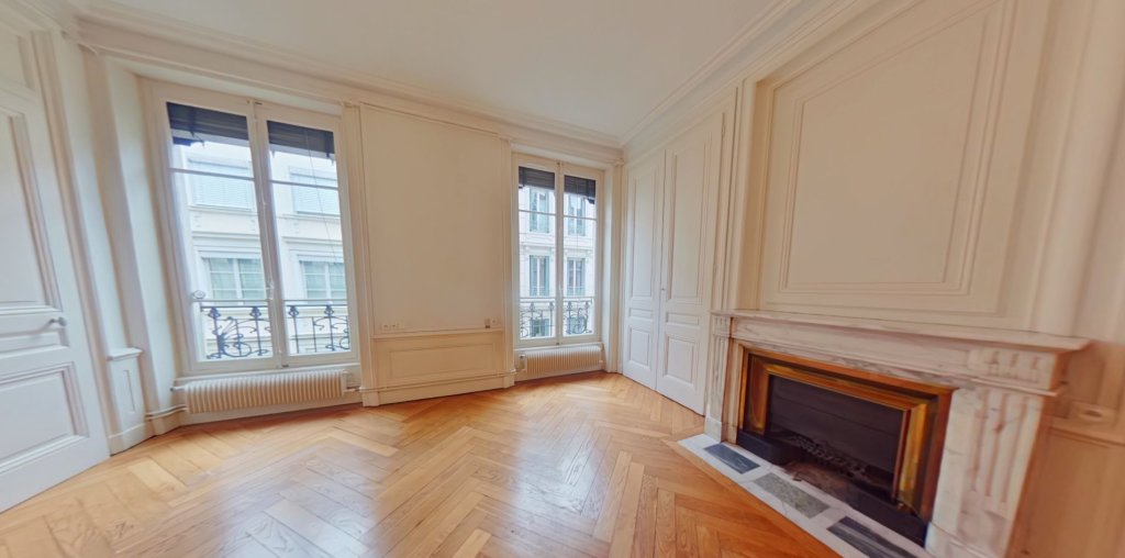 APPARTEMENT T3 A LOUER - LYON 2EME ARRONDISSEMENT La Bourse-Grenette - 98.86 m2 - 1 605 &euro; charges comprises par mois