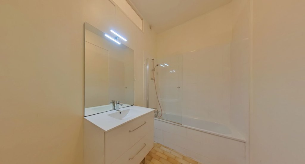 APPARTEMENT T3 A LOUER - LYON 2EME ARRONDISSEMENT La Bourse-Grenette - 98.86 m2 - 1 605 &euro; charges comprises par mois