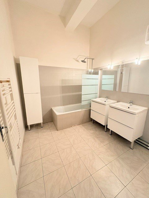 APPARTEMENT T3 A LOUER - LYON 3EME ARRONDISSEMENT Saxe-Vileroy - 81.9 m2 - 995 &euro; charges comprises par mois