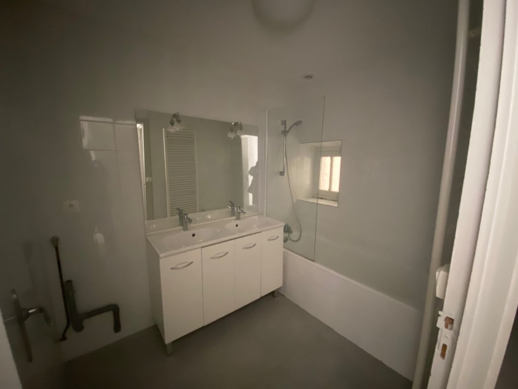 APPARTEMENT T3 A LOUER - LYON 3EME ARRONDISSEMENT Jussieu - 83.8 m2 - 1 360 &euro; charges comprises par mois