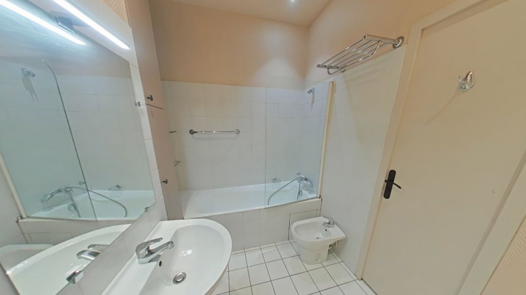 APPARTEMENT T3 A LOUER - LYON 3EME ARRONDISSEMENT Jussieu - 83.8 m2 - 1 360 &euro; charges comprises par mois