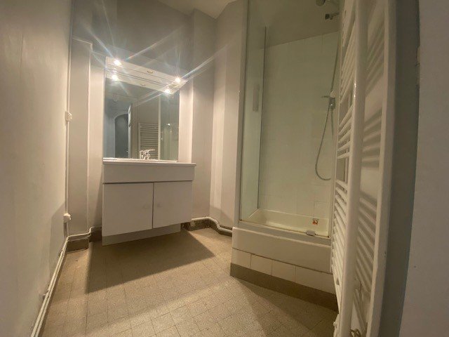 APPARTEMENT T3 A LOUER - LYON 3EME ARRONDISSEMENT Saint-Maximin-Sisley - 46 m2 - 832 &euro; charges comprises par mois