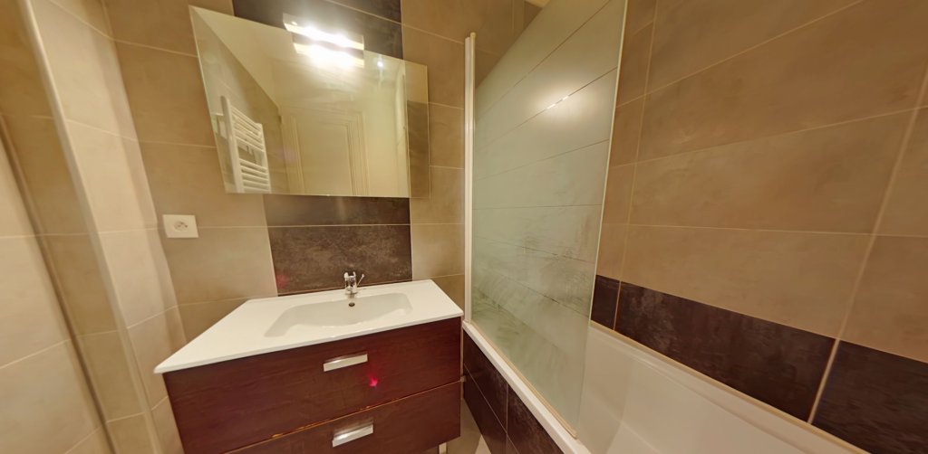 APPARTEMENT T3 A LOUER - LYON 3EME ARRONDISSEMENT Saxe-Vileroy - 66.43 m2 - 1 026 &euro; charges comprises par mois