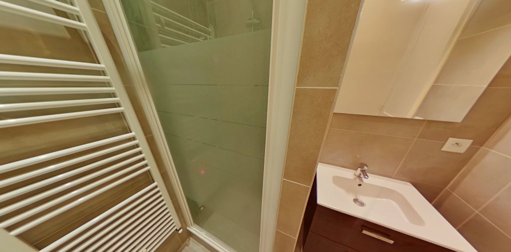 APPARTEMENT T3 A LOUER - LYON 3EME ARRONDISSEMENT Saxe-Vileroy - 66.43 m2 - 1 026 &euro; charges comprises par mois