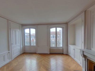 APPARTEMENT T3 A LOUER - LYON 6EME ARRONDISSEMENT - 98,49 m2 - 1345 € charges comprises par mois