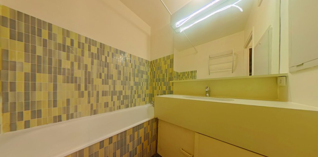 APPARTEMENT T3 A LOUER - LYON 6EME ARRONDISSEMENT l Europe - 50.33 m2 - 840 &euro; charges comprises par mois