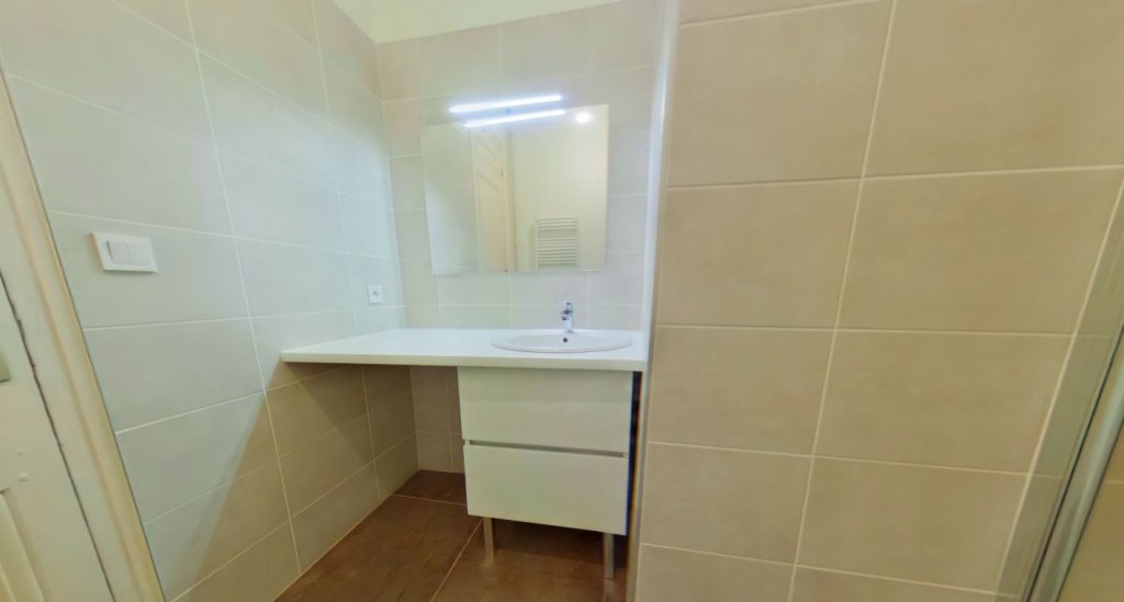 APPARTEMENT T3 A LOUER - LYON 7EME ARRONDISSEMENT Pasteur - 78.01 m2 - 993,32�&euro; charges comprises par mois