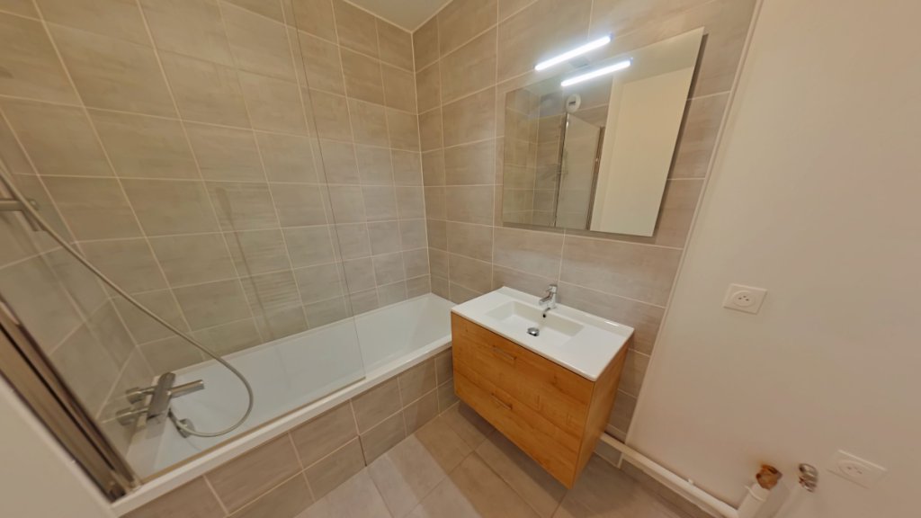 APPARTEMENT T3 A LOUER - SATHONAY CAMP - 59.53 m2 - 891 &euro; charges comprises par mois